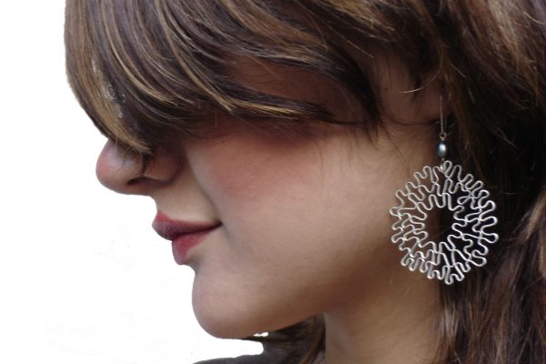 andrea-pineros-bijou-contemporain-vegetal-lichen-boucle-oreille-ocarina